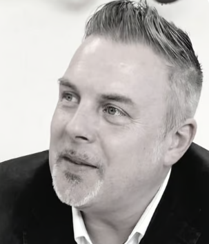 Thomas Henrichs mit schwarzen Jacket und weissen Hemd