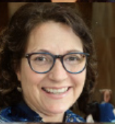 Foto de uma mulher com cabelos castanhos de 51 anos