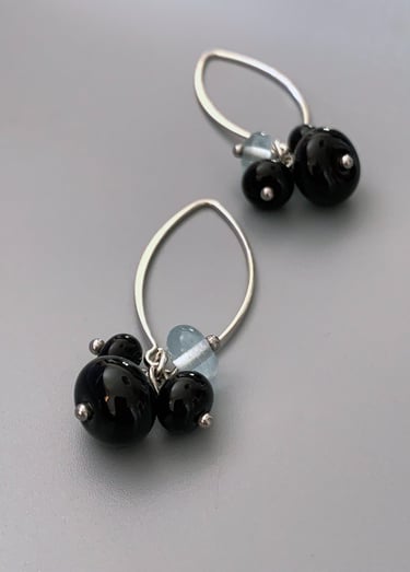 boucles d'oreilles pépites de verre Noir et bleu cristallin