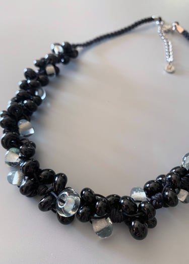Collier noir profond 90 perles fines en verre de Murano