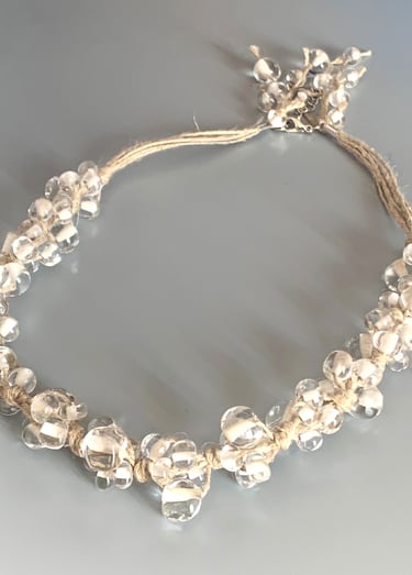 Jolie combinaison naturelle pour un collier d'exception célébrant la pureté. 102 perles de cristal