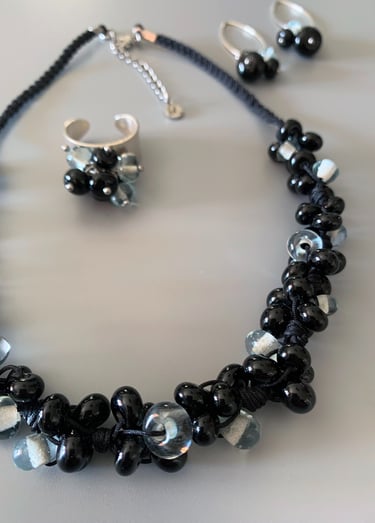 Une parure d'un noir profond et bleu cristallin.