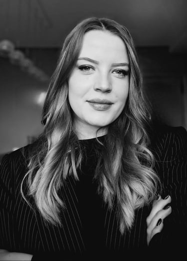 Une architecte d'intérieur aux cheveux longs en photo en noir et blanc