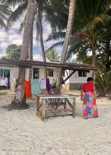 Puesto de artesanía local en Fiyi