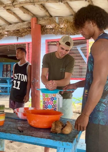 Aprendiendo a hacer leche de coco en las islas de Fiyi