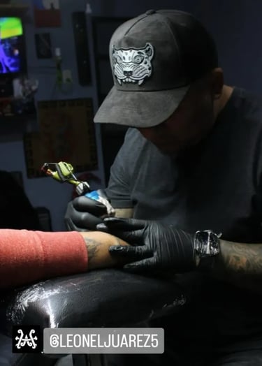 tatuador con gorra azteca jaguar negro heroes de aztlan