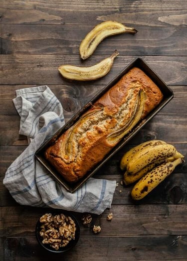 Pan de plátano en el molde con una penca de plátanos