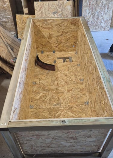 Râtelier pour cheval vide en OSB sur mesure