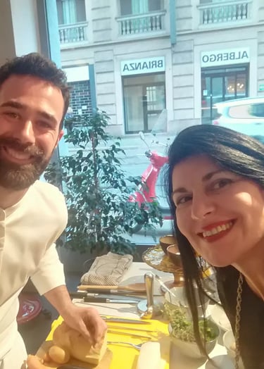Clara Mennella con lo chef Roberto Valbuzzi in cucina durante una lavorazione gastronomica
