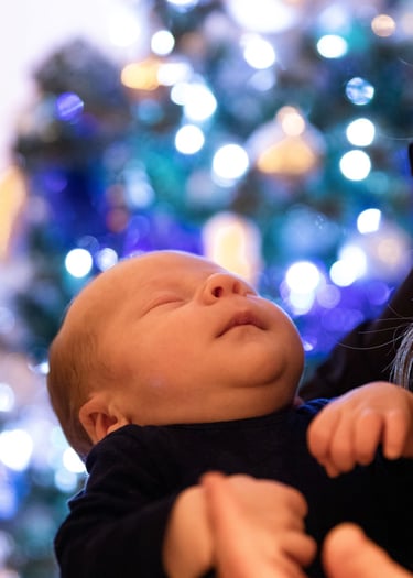 Un bébé dans les bras de son parent