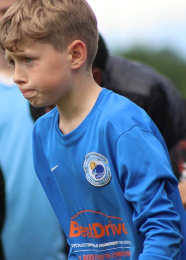 enfant de face en tenue de foot