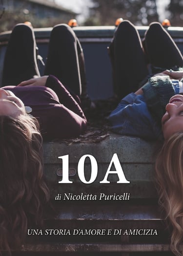 Due amiche sono sdraiate a pancia in su sul cofano di un furgone chiacchierando