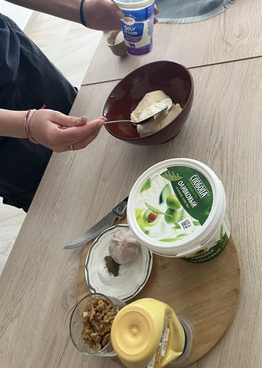 Mayonnaise, saure Sahne und Senf in einer Schüssel vermischen.