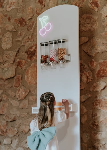 mur à bonbons avec enfant candy bar