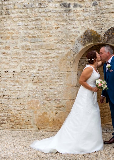 Couple venant de se marié s'embrasse