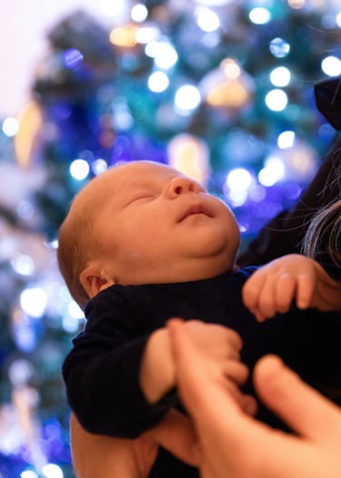 Un bébé dans les bras de son parent