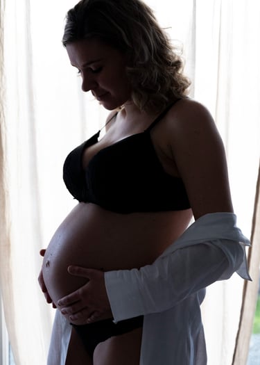 Une femme qui regarde son ventre 