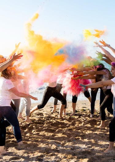EVJF avec de la poudre aux multiples couleurs