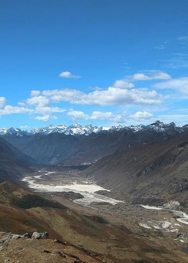 snow-covered-mountains-at-the-backdrop-view-on-bhutan-snowman-trek
