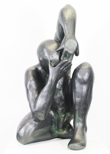 Sculpture de Lode intitulée Coquille, représentant un homme recroquevillé