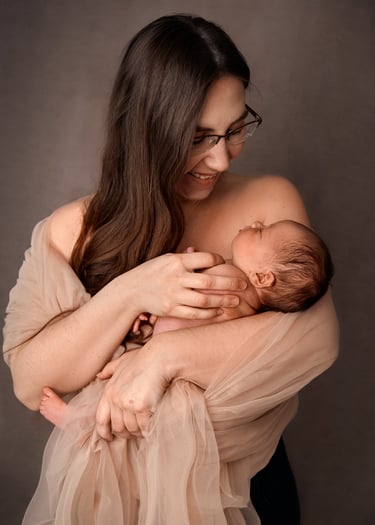 photo studio d'une mère tenant son nouveau-né