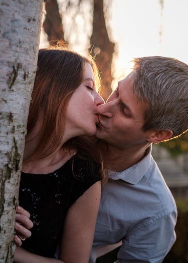 Couple d'amoureux en séance d'engagement (style fine art)
