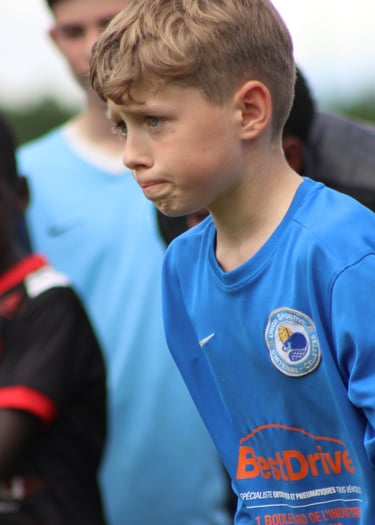 enfant de face en tenue de foot