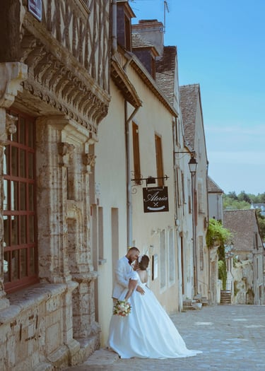 un couple dans une rue ancienne de Chateaudun
