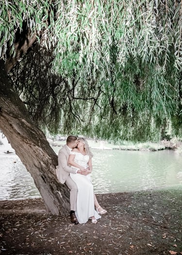 Couple marié sous un arbre qui s'embrasse
