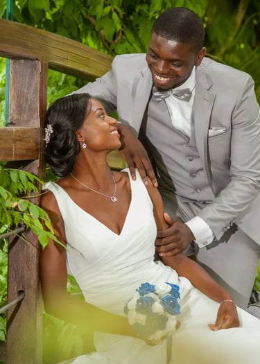couple sur un pont accroupie
