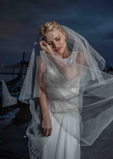 Nuit à Venise avec une marié blonde avec le voile au vent