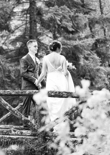 a bride and groom standing on a bridge photographe mariage pas cher professionnel 