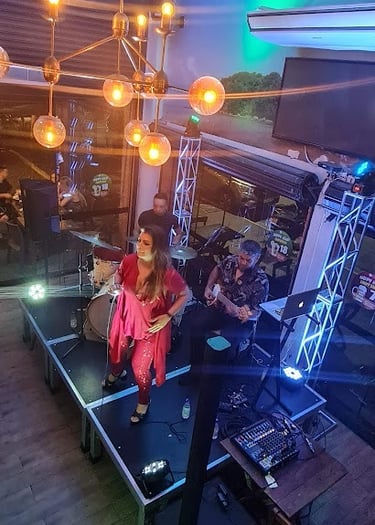 alt="show ao vivo para eventos corporativos em São Paulo"