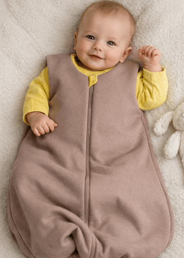 kūdikis su miegmaišiu