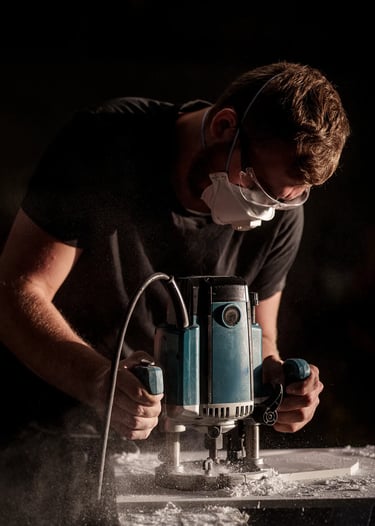 un menuisier en train de travailler le bois