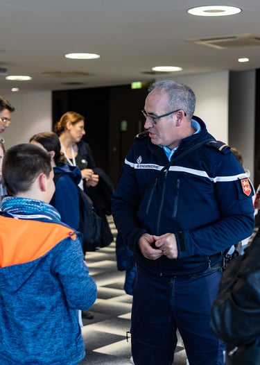 Intervenant gendarmerie échangeant avec les élèves après un atelier. Lutte contre le harcelement
