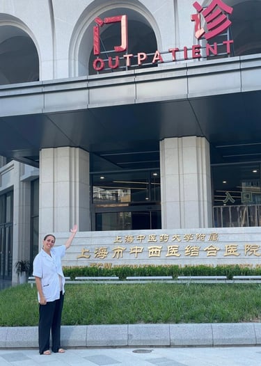 Séverine GERIN thérapeute MTC devant l'hôpital de Shanghai