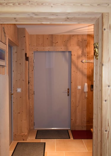 Porte de service avant la réalisation d'un trompe-l'oeil