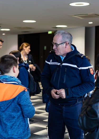 Intervenant gendarmerie échangeant avec les élèves après un atelier. Lutte contre le harcelement