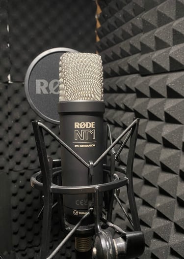 Studio d'enregistrement voix off avec micro Rode NT1 et cabine acoustique