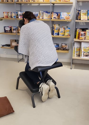 Receveur du massage amma assis chez Tipiak