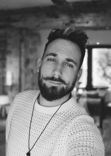 photo de l'artiste - illustrateur en noir et blanc