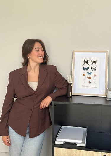 Psicóloga mira feliz su consulta