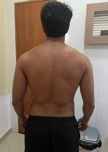 homem dentro do quarto com costas musculosas