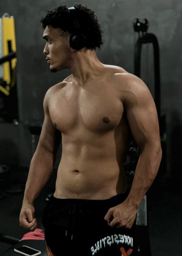 homem musculoso na academia