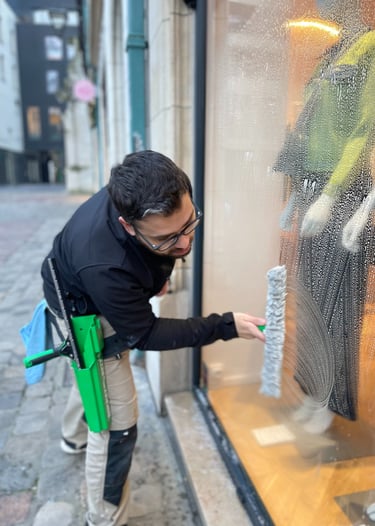 Technicien de M & M Services Pro nettoyant la vitrine du magasin Léo et Ugo à Rouen