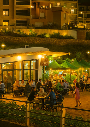 مطعم حيث يجلس الناس على الطاولات ويأكلون على أضواء ذافئة تحت القمر