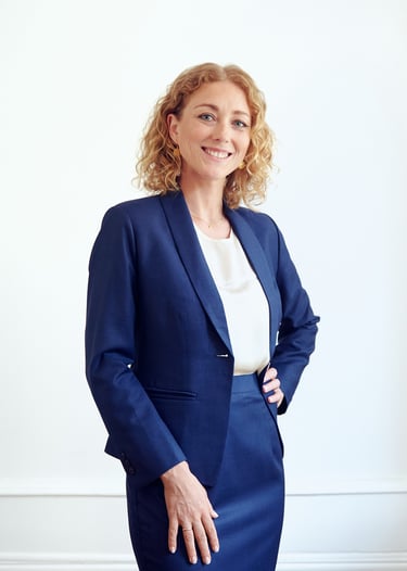 Eine blonde Geschäftsfrau in einem blauen Anzug.