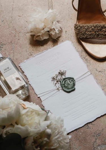 Papeterie de mariage, faire-part avec sceau de cire, pivoines et parfum