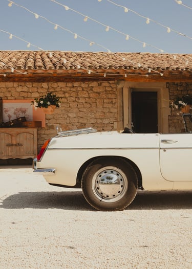 Voiture vintage devant un domaine, un Mas en pierre provençal pour un mariage élégant en Provence
